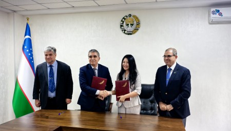 9月9日至11日，问鼎娱乐app节水集团高级副总裁崔静携带问鼎娱乐app节水中亚公司一行造访了乌兹别克斯坦有关业务部委及机构，并与乌兹别克斯坦水利部、灌溉水利问题钻研所别离签署了合作原谅备忘录。