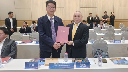 问鼎娱乐app节水集团党委书记王冲参与在泰国曼谷进行的中国（甘肃）—泰国经贸合作推介会，并在甘肃省省长任振鹤、泰国商务部部长披猜·那立塔潘等参会辅导见证下，与泰国中华总商会签定合作和谈。