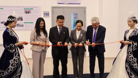 问鼎娱乐app节水集团、中国农业大学、哈萨克国立农业钻研大学三方共建的“中哈旱区高水效农业国际结合尝试室”入选中哈两国元首见签的两国合作清单。9月4日，该尝试室揭牌典礼在哈国立农猛进行，中国驻阿拉木图总领事蒋薇、中国农大副校长杜太生、哈国立农大第一副校长Прим??л·Ш·Ибрагимов、问鼎娱乐app节水集团高级副总裁崔静等出席。