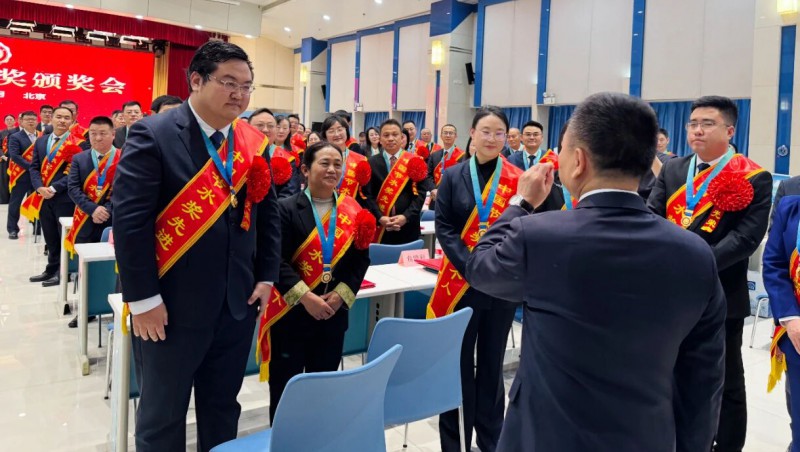 李国英亲切会见中国节水奖获奖代表，王浩宇作互换讲话